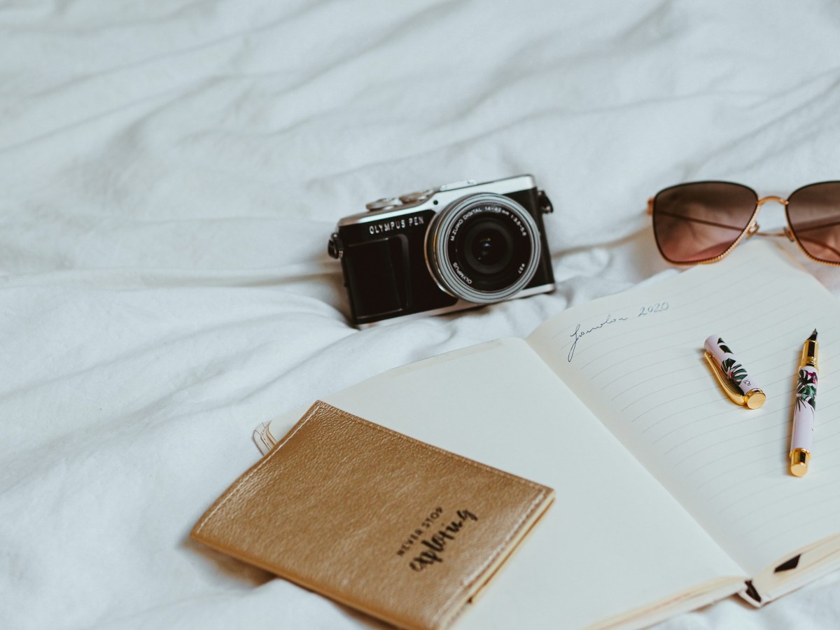 Travel // 10 Ways to Travel Light with Just Hand Luggage (and Love&nbsp;It)